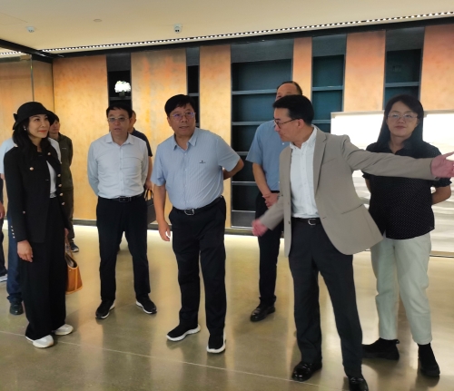 在西山区艾维美术馆调研西山区政协书画院进展情况