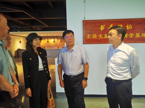 在西山区调研委员阅读研学基地工作