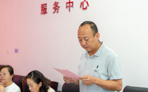 朱云春宣读《给不再担任基层委委员的致敬信》