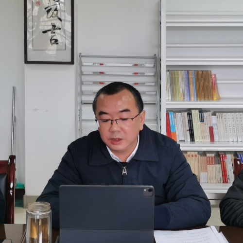 刘䶮主持会议并讲话