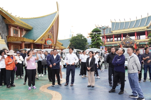 与会嘉宾在古滇文旅融合项目调研观摩