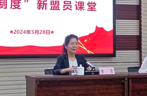 2、李霞作开班动员
