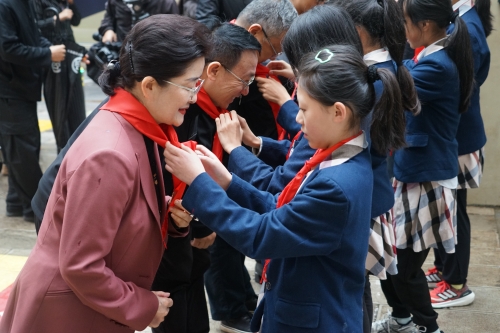 杨皕在师范高等专科学校附属小学参加“六一”国际儿童节看望慰问活动-何龙跃拍摄