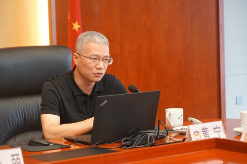 黄宁在市政协党组暨市政协机关党组2025年理论学习中心组第五次学习中授课-何龙跃拍摄