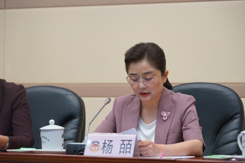 杨皕在政协昆明市第十四届委员常务委员会第二十一次会议中发言-何龙跃拍摄