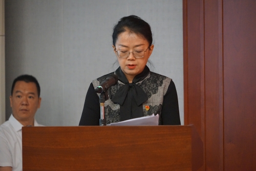 史文洁在市政协机关庆祝“七一”建党节活动中主持发言-何龙跃拍摄