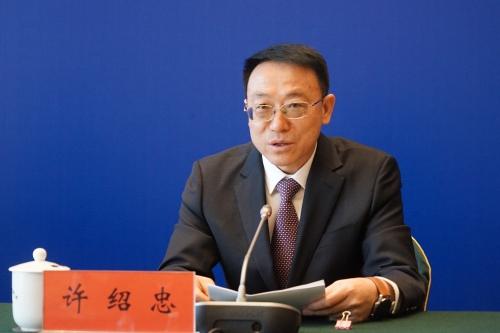 许绍忠在2026年昆明市两会新闻发布会中发言-何龙跃拍摄